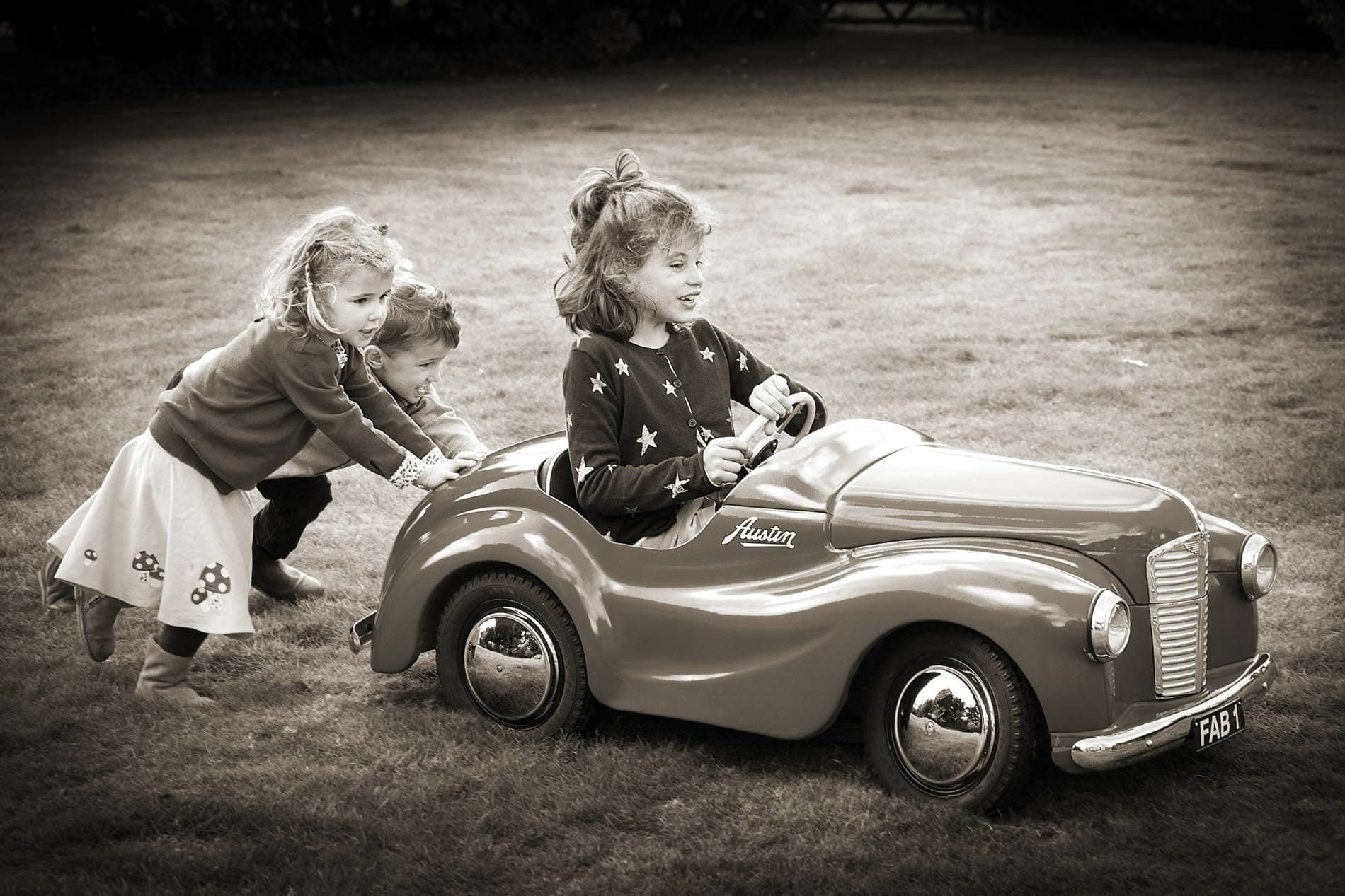 photography of children - Cotswolds - Laurence Jones - children and toy car