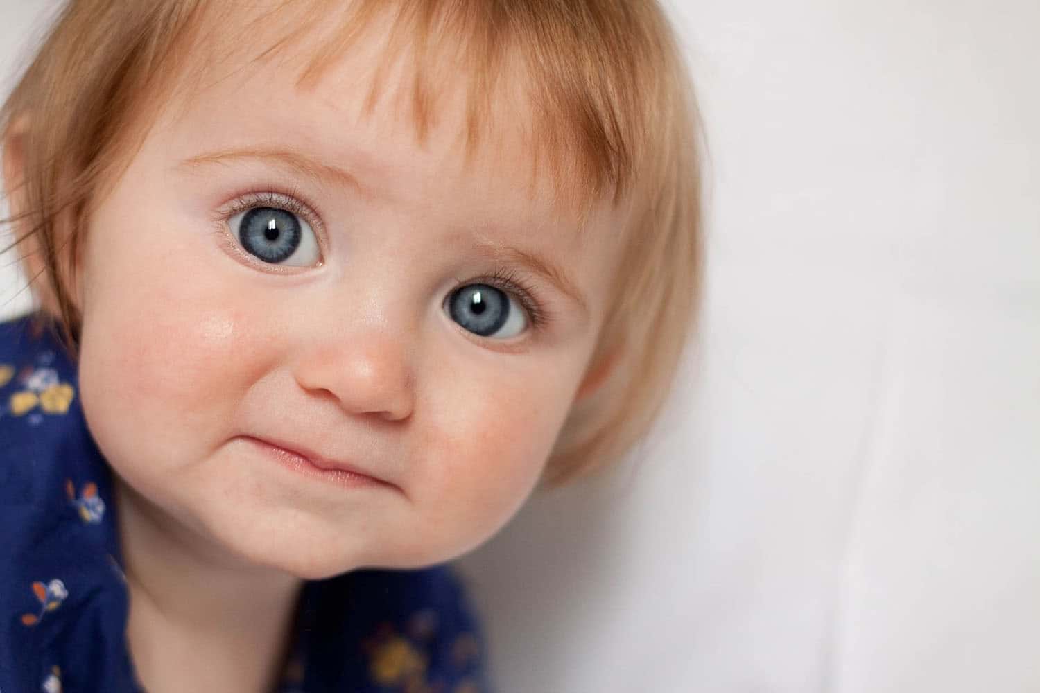 baby-photography-baby-with-blue-eyes photographed in the cotswolds